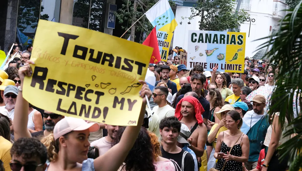 Miles de personas participan este sábado en una manifestación bajo el lema 'Canarias tiene un límite' por las calles de Santa Cruz de Tenerife, para exigir un cambio en el modelo económico del archipiélago basado en el turismo de masa