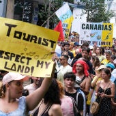Miles de personas participan este sábado en una manifestación bajo el lema 'Canarias tiene un límite' por las calles de Santa Cruz de Tenerife, para exigir un cambio en el modelo económico del archipiélago basado en el turismo de masa