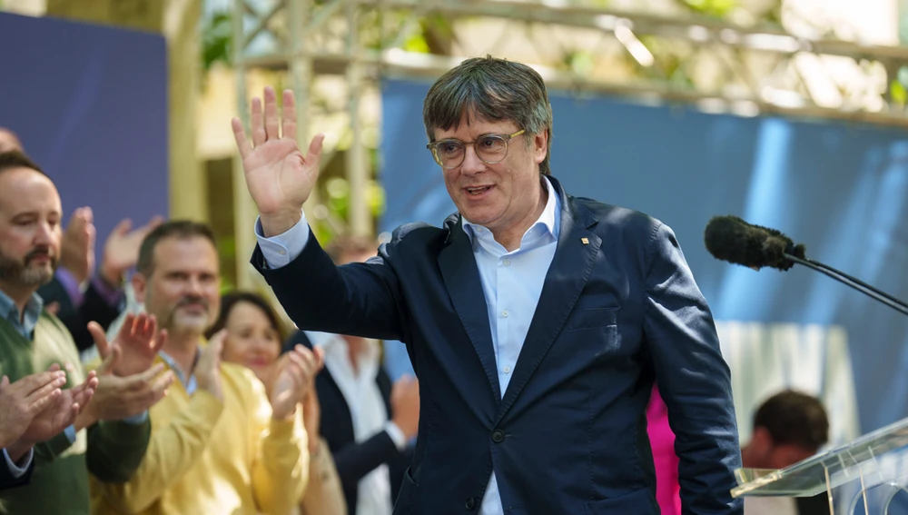 Puigdemont eleva en tono contra Illa: "Cataluña no puede ser el flotador del PSOE" Puigdemont eleva en tono contra Illa: "Cataluña no puede ser el flotador del PSOE"