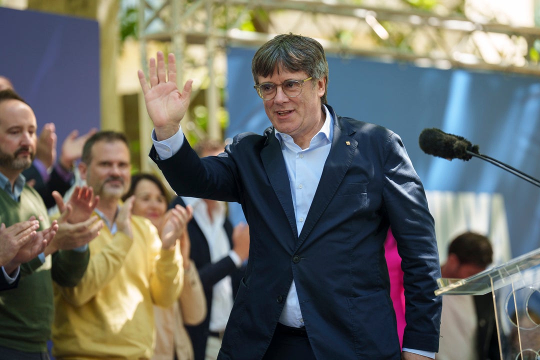 Puigdemont eleva en tono contra Illa: "Cataluña no puede ser el flotador del PSOE" Puigdemont eleva en tono contra Illa: "Cataluña no puede ser el flotador del PSOE"