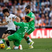 El extremo del Valencia Fran Pérez (i) disputa un balón ante el defensa del Betis Juan Miranda y el centrocampista Isco (d) este sábado, en el partido de la jornada 32 de LaLiga EA Sports, entre el Valencia y el Betis, disputado en el estadio Mestalla de Valencia