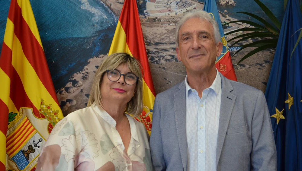 Loreto Serrano, alcaldesa de Santa Pola, y Toni Mas, pregonero de las fiestas 2024.
