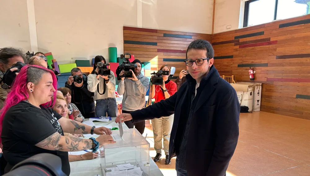 El candidato de EH Bildu, Pello Otxandiano, vota en un colegio electoral el 21-A
