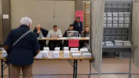 Imagen de un hombre escogiendo su papeleta en un colegio electoral del País Vasco La participación hasta las 13:00 horas llegaba al 28% en el País Vasco