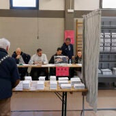 Imagen de un hombre escogiendo su papeleta en un colegio electoral del País Vasco