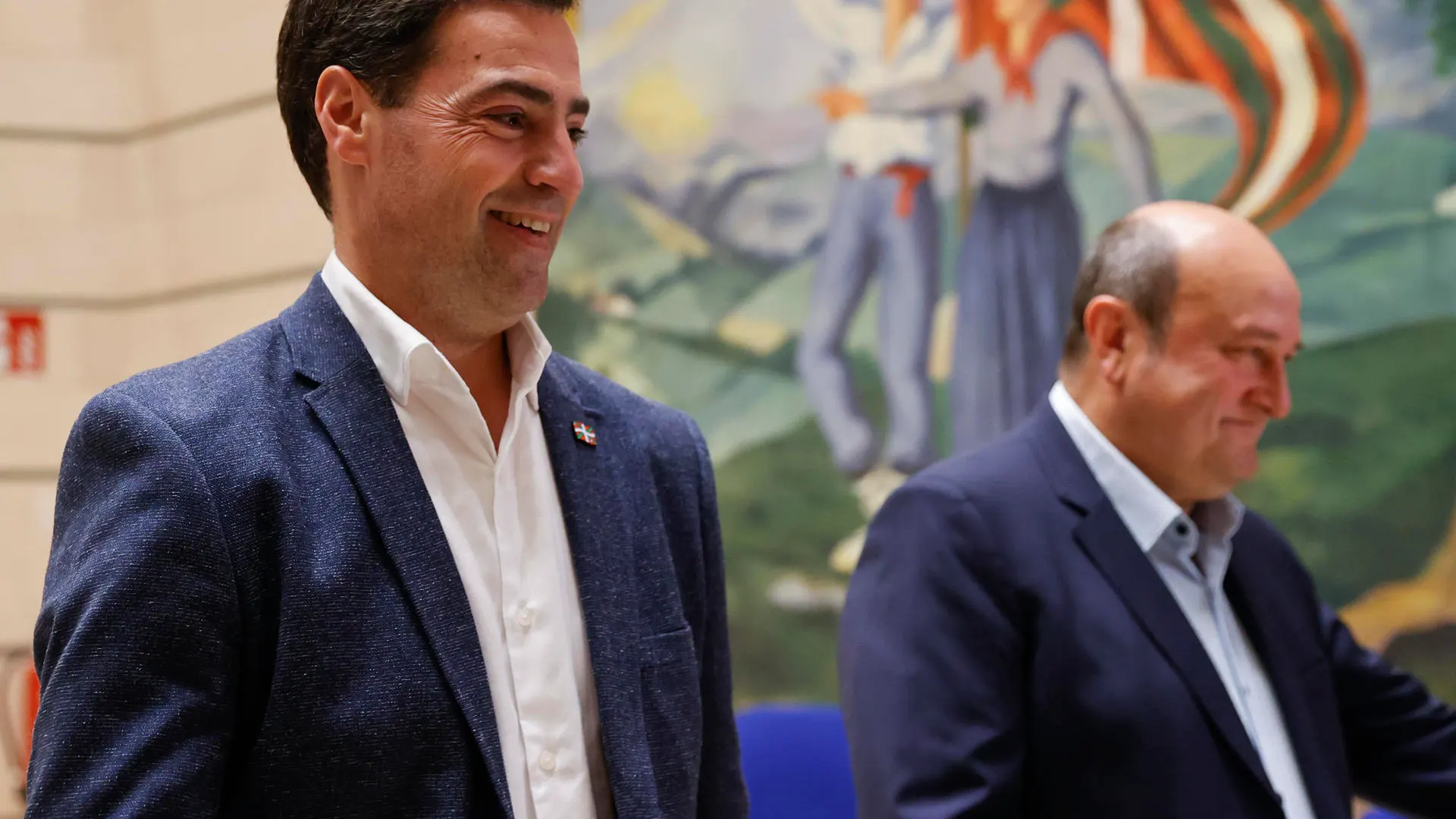 El candidato a lehendakari del PNV, Imanol Pradales (izda), llega junto al presidente del partido Andoni Ortuzar, a la rueda de prensa ofrecida este domingo en Sabin Etxea, la sede del PNV en Bilbao.