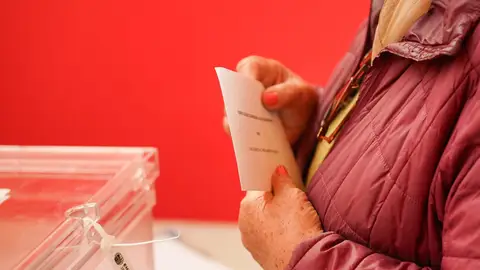 Una persona ejerce su derecho a voto en las elecciones autonómicas vascas Una persona ejerce su derecho a voto en las elecciones autonómicas vascas