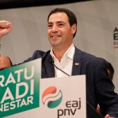 El candidato a lehendakari del PNV, Imanol Pradales, ofrece una rueda de prensa este domingo en Sabin Etxea.