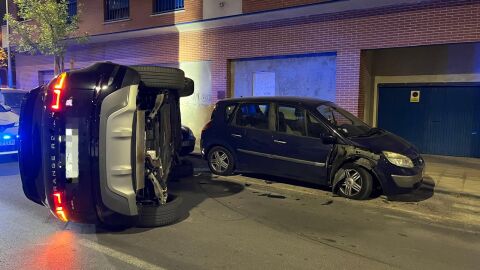 El vehículo volcó en la calzada