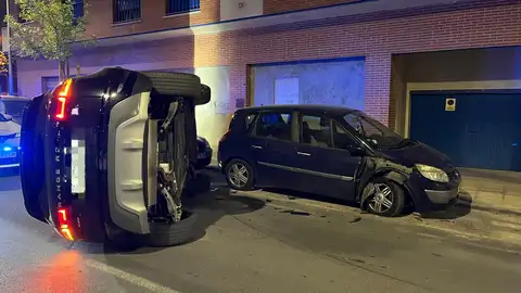 El vehículo volcó en la calzada El vehículo volcó en la calzada
