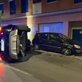 El vehículo volcó en la calzada El vehículo volcó en la calzada