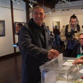 El coordinador general de EH Bildu, Arnaldo Otegi, depositando su voto en una urna