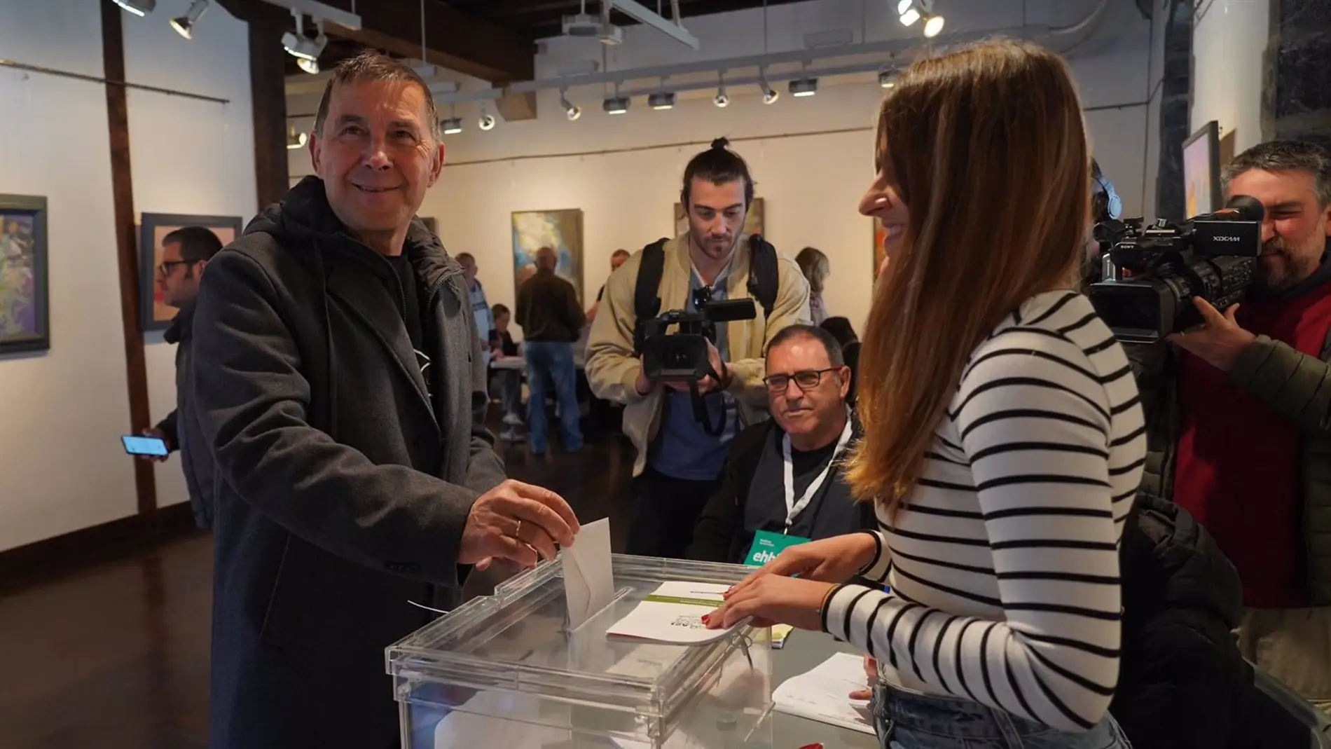 El coordinador general de EH Bildu, Arnaldo Otegi, depositando su voto en una urna