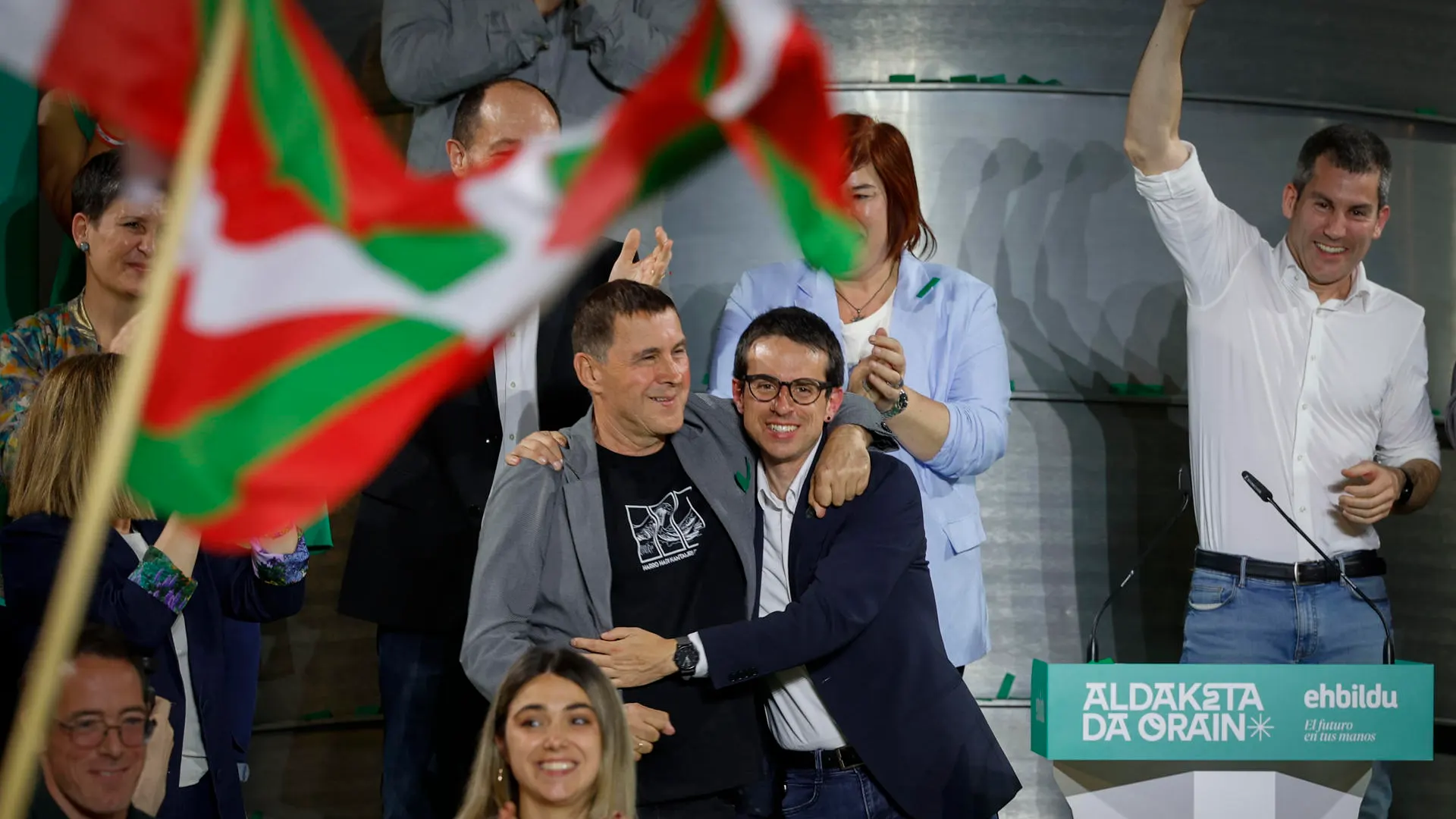 El candidato de EH Bildu, Pello Otxandiano, y el Coordinador General del partido, Arnaldo Otegi. El candidato de EH Bildu, Pello Otxandiano, y el Coordinador General del partido, Arnaldo Otegi.