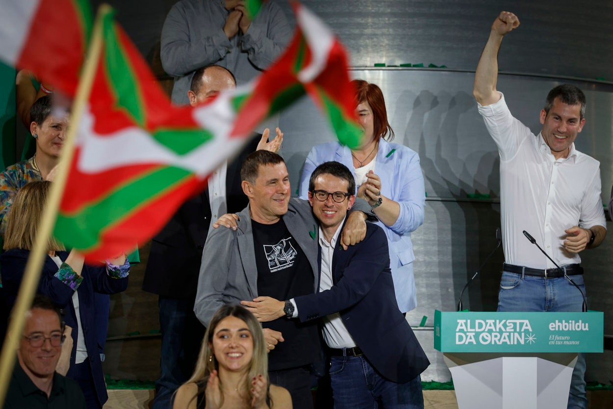 Tertulia: ¿Por qué los jóvenes vascos de izquierdas votan a Bildu y no al PSE? Tertulia: ¿Por qué los jóvenes vascos de izquierdas votan a Bildu y no al PSE?
