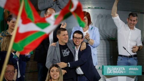 El candidato de EHBildu, Pello Otxandiano y el Coordinador General del partido, Arnaldo Otegi