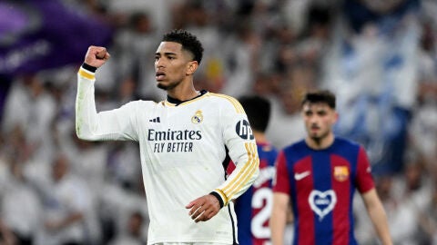 Jude Bellingham celebra la victoria del Real Madrid en el Cl&aacute;sico del Santiago Bernab&eacute;u