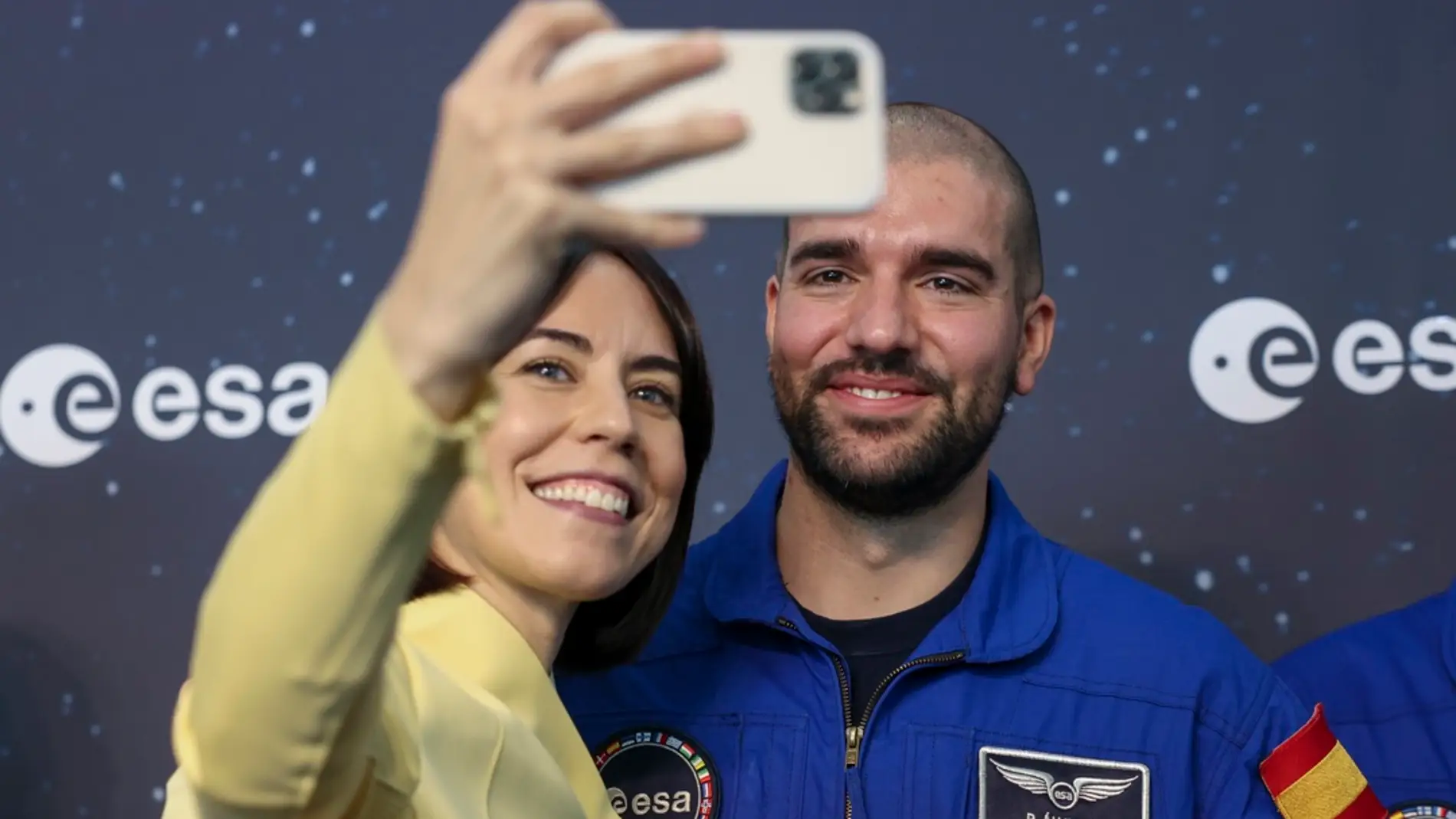 La ministra Diana Morant junto al astronauta español Pablo Álvarez/ EFE/EPA/CHRISTOPHER NEUNDORF