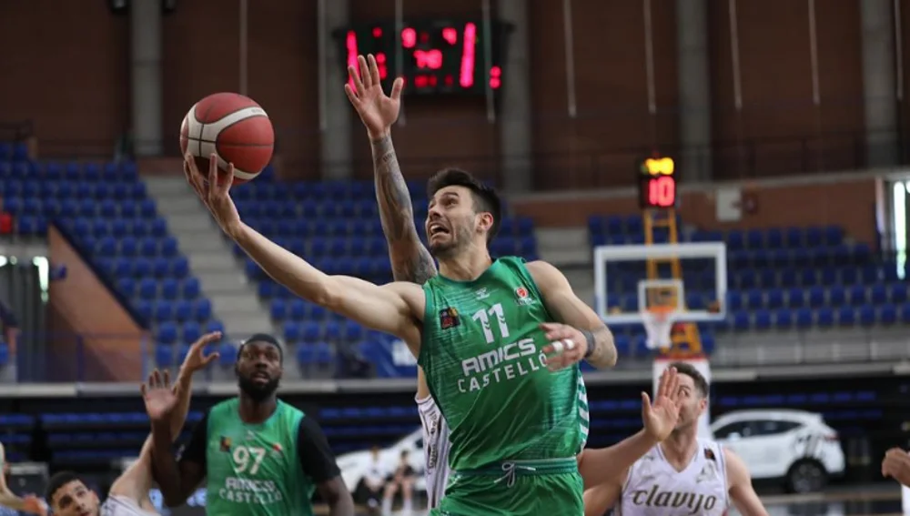 Dani Manchón penetra ante un rival Dani Manchón penetra ante un rival