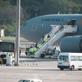 El ciudadano español evacuado desde Bangkok, Alex García, llega en un avión medicalizado al aeropuerto de Loiu.