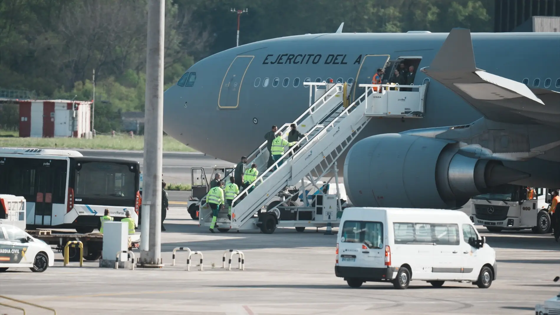El ciudadano español evacuado desde Bangkok, Alex García, llega en un avión medicalizado al aeropuerto de Loiu.
