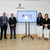 Junta, sindicatos y empresarios durante la presentación del Plan Adelante de C-LM Junta, sindicatos y empresarios durante la presentación del Plan Adelante de C-LM