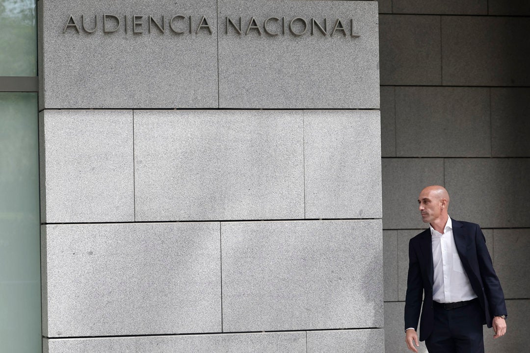 La Audiencia Nacional da el visto bueno a que se juzgue a Rubiales por el beso a Hermoso La Audiencia Nacional da el visto bueno a que se juzgue a Rubiales por el beso a Hermoso