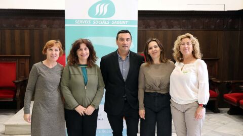 Presentación del proyecto &quot;Interculturalidad y acción educativa comunitaria&quot; con la participación de la concejala de Servicios Sociales del Ayuntamiento de Sagunto, Nuria Carbó, el coordinador de Responsabilidad Social Corporativa en España de Arcelor Mittal, Xavier González, y las representantes de Mil.una Sagunt, la trabajadora social María José Fernández y la educadora social Yolanda Vivó.