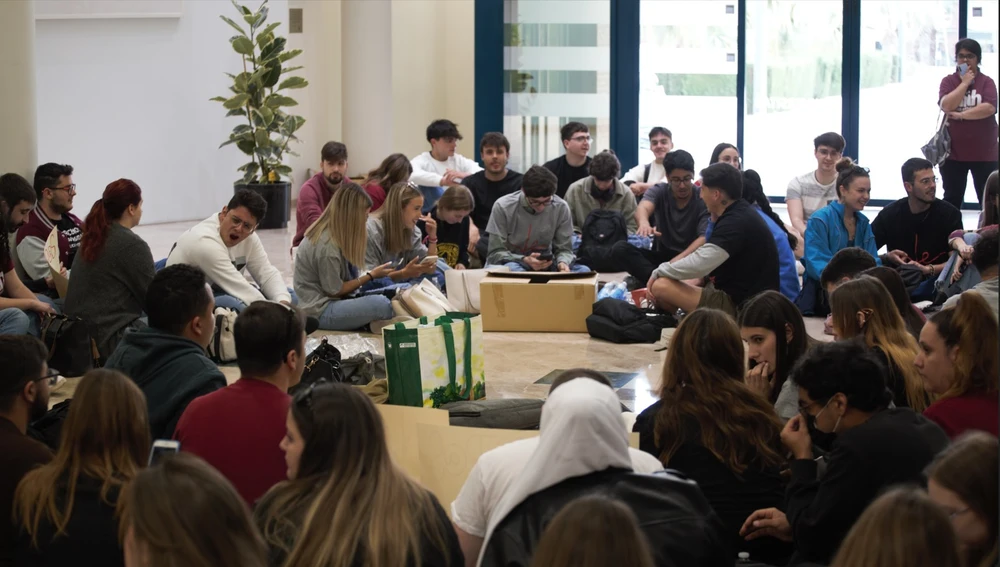 Sentada estudiantes en el Rectorado de la Universidad Miguel Hernández de Elche. 