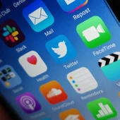 Logotipos de aplicaciones de redes sociales en un teléfono móvil Logotipos de aplicaciones de redes sociales en un teléfono móvil