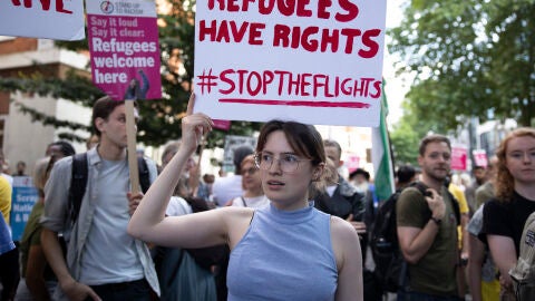 Manifestaci&oacute;n en contra del plan de deportaciones en Reino Unido