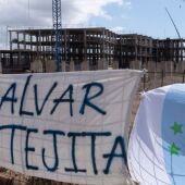 Pancarta de protesta contra la construcción del hotel en La Tejita