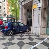 Una conductora de 74 años empotra su coche contra la sede de la Seguridad Social en Santander