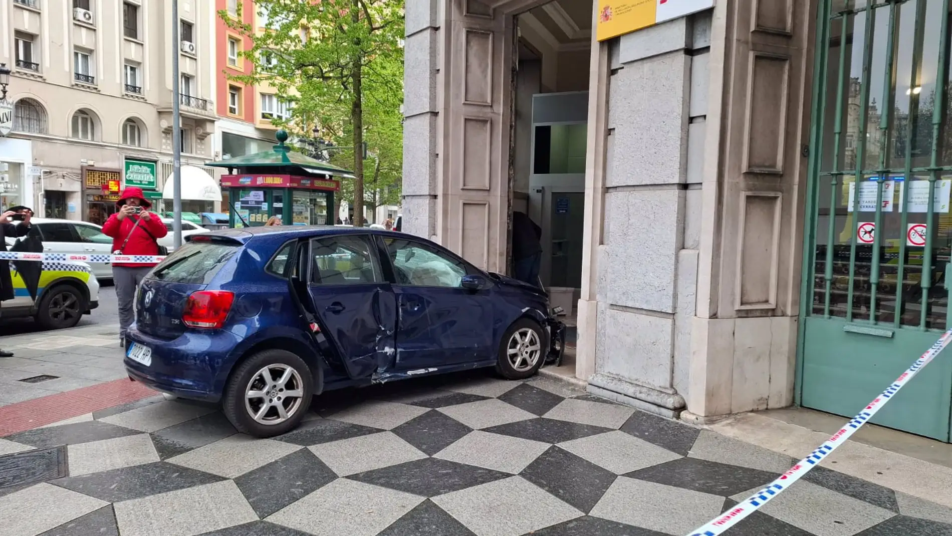 Una conductora de 74 años empotra su coche contra la sede de la Seguridad Social en Santander