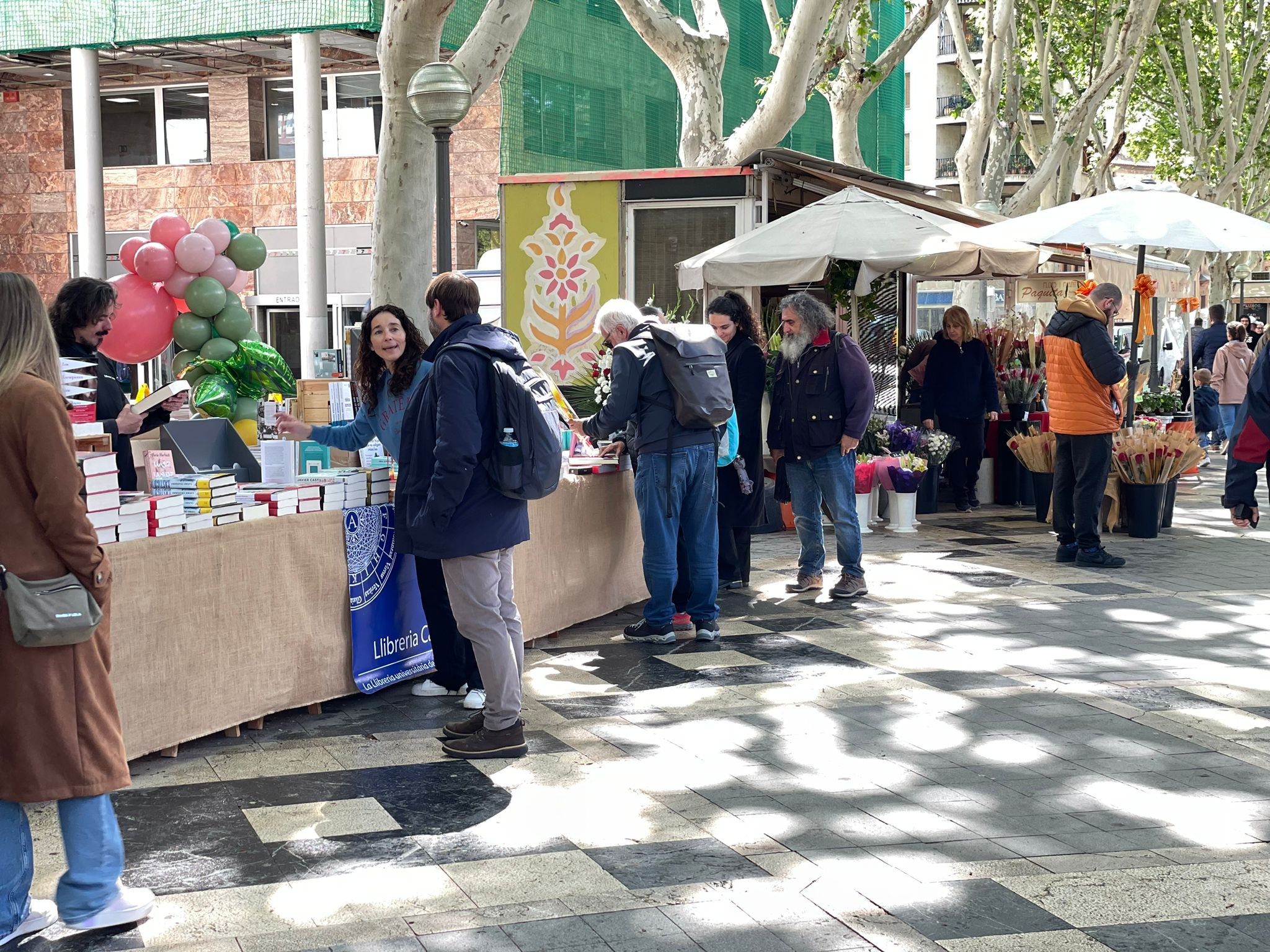 Cientos de librerías de las islas salen a la calle para disfrutar del día de Sant Jordi, el día más especial para el sector Cientos de librerías de las islas salen a la calle para disfrutar del día de Sant Jordi, el día más especial para el sector