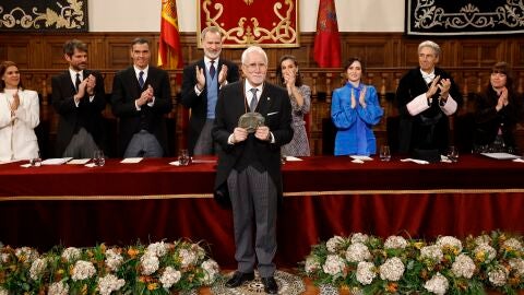 El escritor Luis Mateo D&iacute;ez sostiene el galard&oacute;n que le acredita como Premio Cervantes 2023