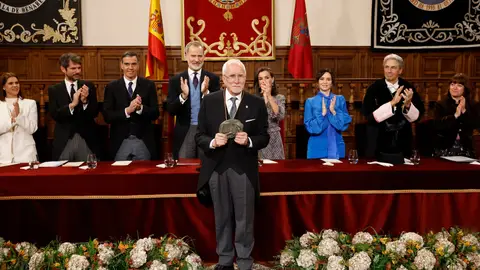 Luis Mateo Díez recibe el Premio Cervantes en el Paraninfo de la Universidad de Alcalá El escritor Luis Mateo Díez sostiene el galardón que le acredita como Premio Cervantes 2023