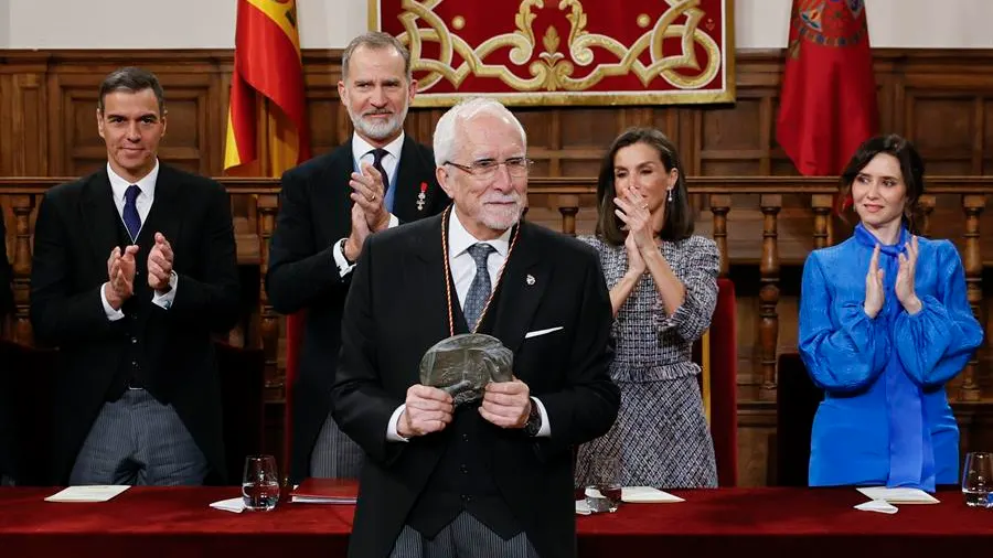 El escritor español Luis Mateo Diez, tras recibir el premio Cervantes 2023 El escritor español Luis Mateo Diez, tras recibir el premio Cervantes 2023/ EFE/Ballesteros POOL