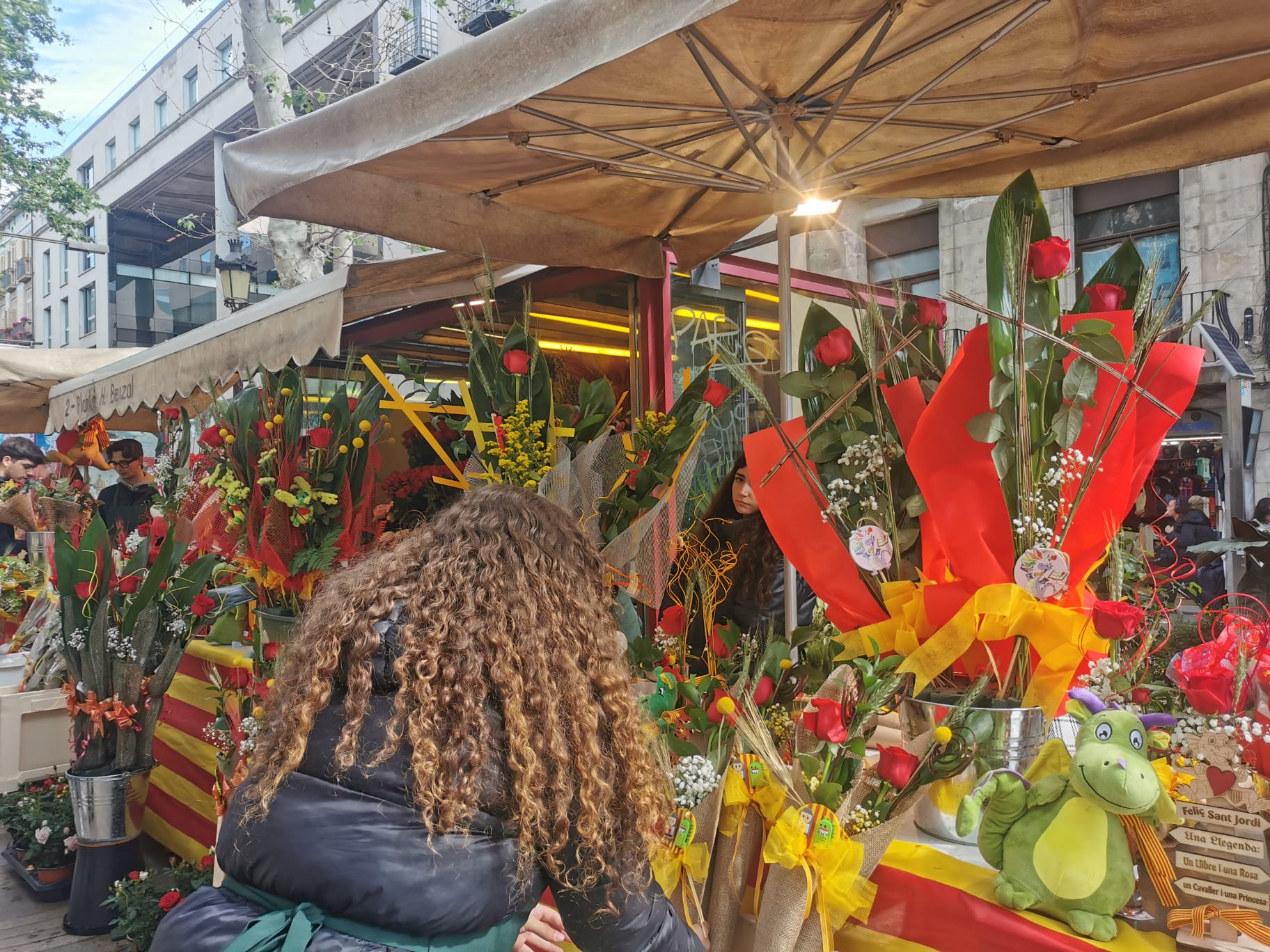 Cataluña vive su primer Sant Jordi laborable después de la pandemia Cataluña vive su primer Sant Jordi laborable después de la pandemia