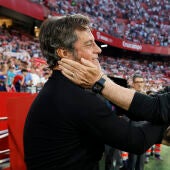 Los entrenadores del Sevilla, Quique Sánchez Flores (i), y del Mallorca, Javier Aguirre, se saludan antes del partido de la jornada 32 de LaLiga celebrado este lunes en el estadio Sánchez Pizjuán de Sevilla