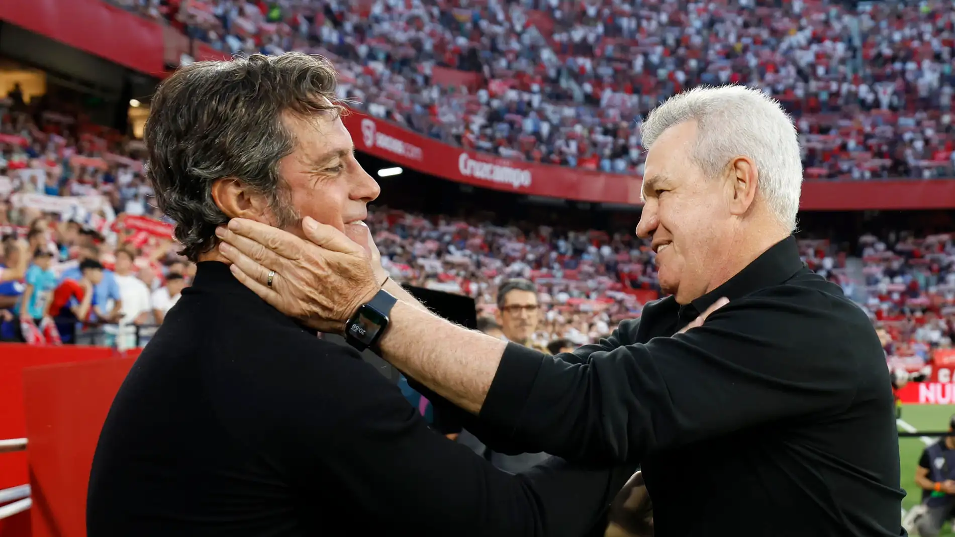 Los entrenadores del Sevilla, Quique Sánchez Flores (i), y del Mallorca, Javier Aguirre, se saludan antes del partido de la jornada 32 de LaLiga celebrado este lunes en el estadio Sánchez Pizjuán de Sevilla