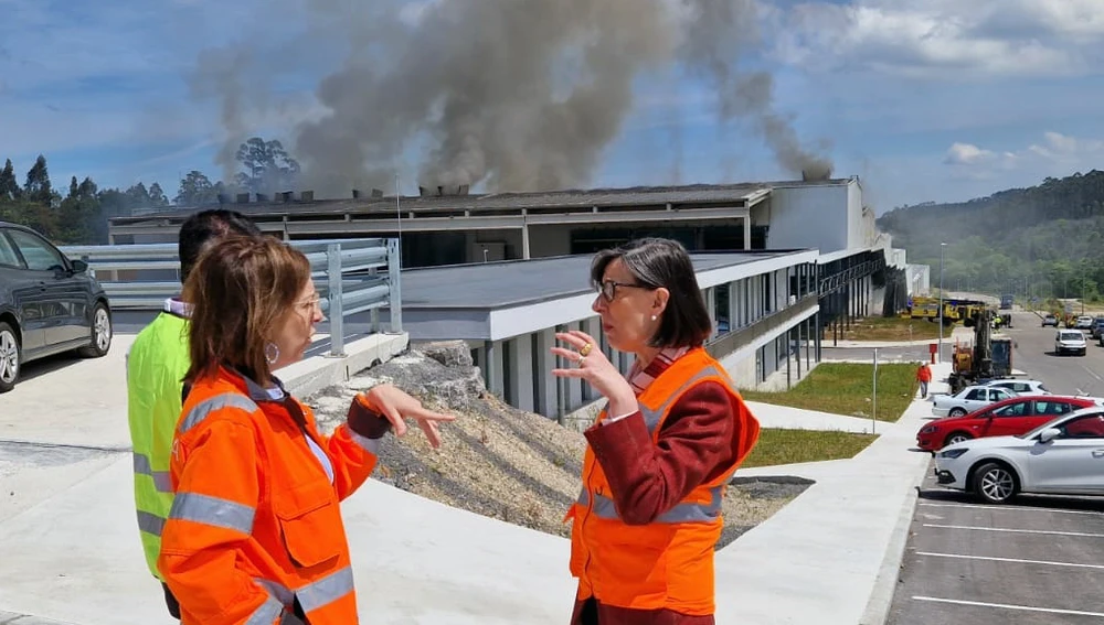 La consejera de Transcición Ecológica y la gerente de Cogersa han visitado la planta afectada por un incendio en Serín