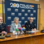 Los mandos policiales junto a la subdelegada del Gobierno en Cuenca, Mari Luz Fernández, durante la rueda de prensa