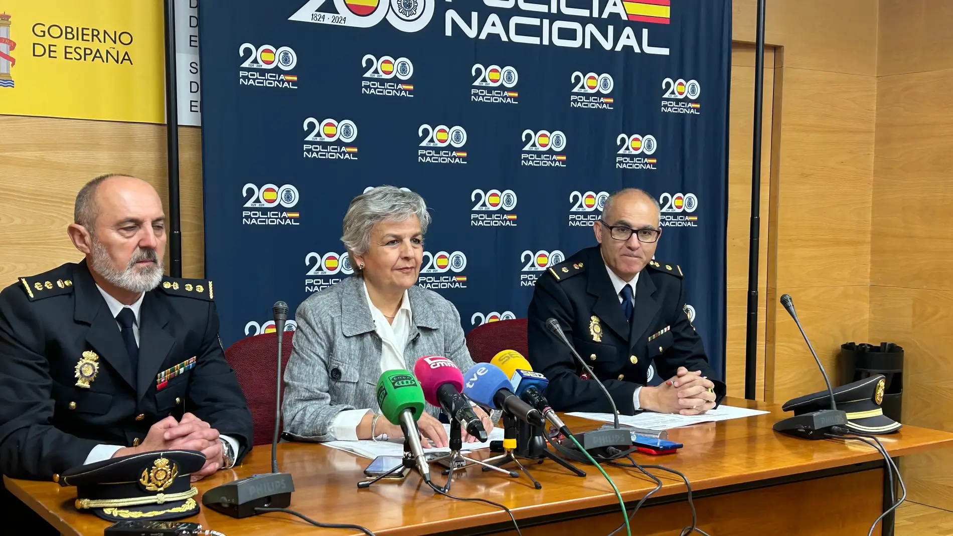 Los mandos policiales junto a la subdelegada del Gobierno en Cuenca, Mari Luz Fernández, durante la rueda de prensa