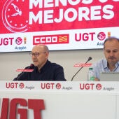 Los secretarios generales de CCOO y UGT Aragón, Manuel Pina y José Juan Arceiz, en rueda de prensa