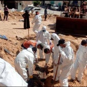 Los equipos médicos y de rescate han recuperado los cuerpos de al menos 50 personas enterradas en una fosa común en el hospital Naser de Jan Yunis