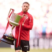 Iker Muniain con la Copa del Rey conquistada en 2024 como jugador del Athletic Club Iker Muniain con la Copa del Rey conquistada en 2024 como jugador del Athletic Club