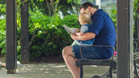 Padre leyendo a su hijo