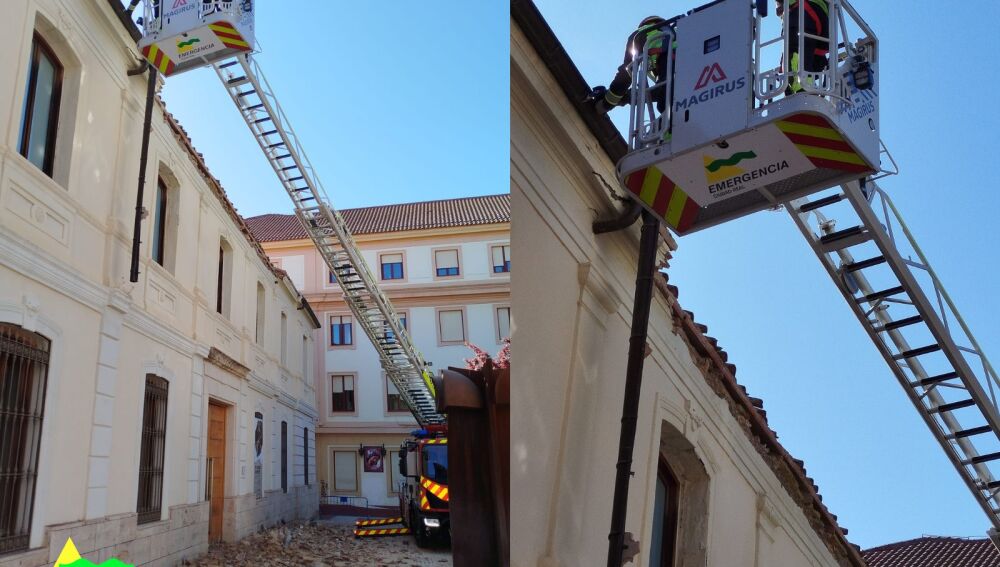 Bomberos trabajando en la zona donde se ha producido el derrumbe de la cornisa