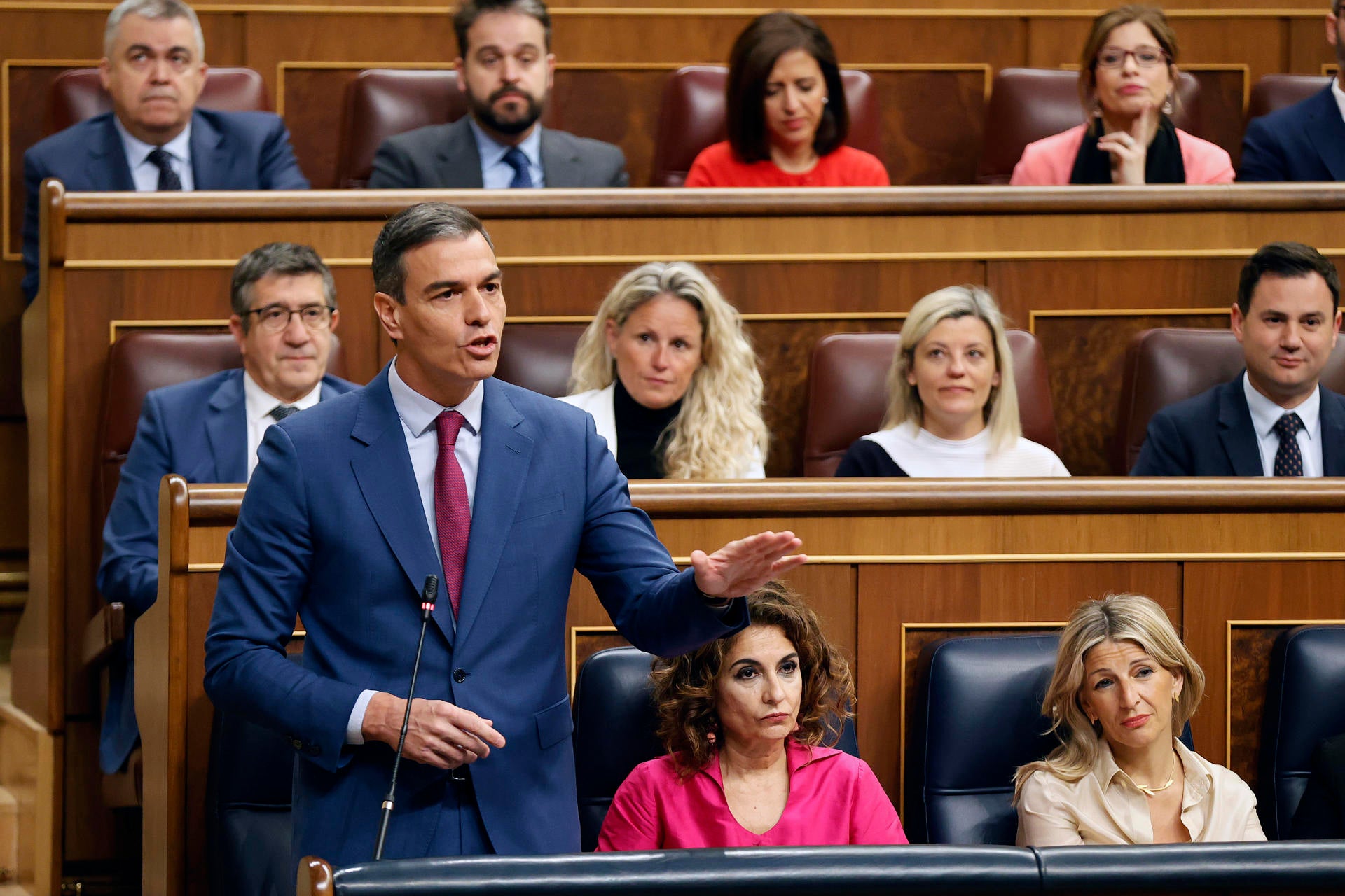 Sánchez desvela si sigue en La Moncloa o dimite mientras España espera en vilo su decisión Sánchez desvela si sigue en La Moncloa o dimite mientras España espera en vilo su decisión